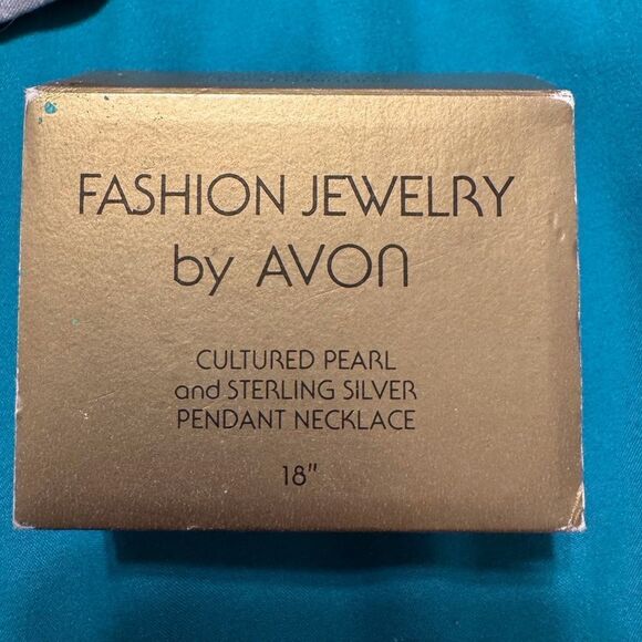 Vintage Elegant Pearl Necklace and Earring Set - Picture 8 of 9